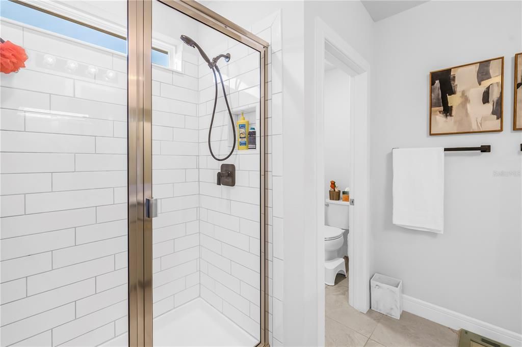 合同活跃: $385,000 (4 贝兹, 2 浴室, 1844 平方英尺)