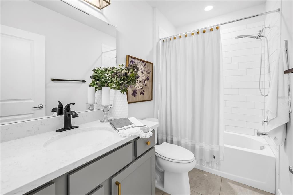 合同活跃: $385,000 (4 贝兹, 2 浴室, 1844 平方英尺)