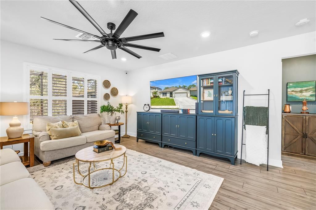 合同活跃: $385,000 (4 贝兹, 2 浴室, 1844 平方英尺)