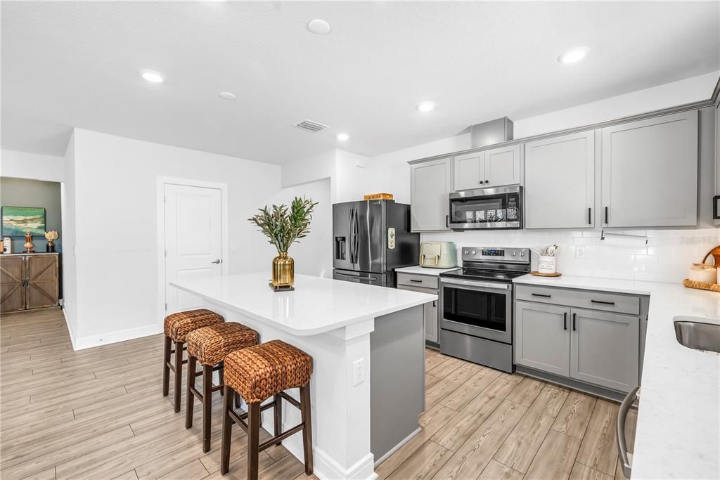 合同活跃: $385,000 (4 贝兹, 2 浴室, 1844 平方英尺)