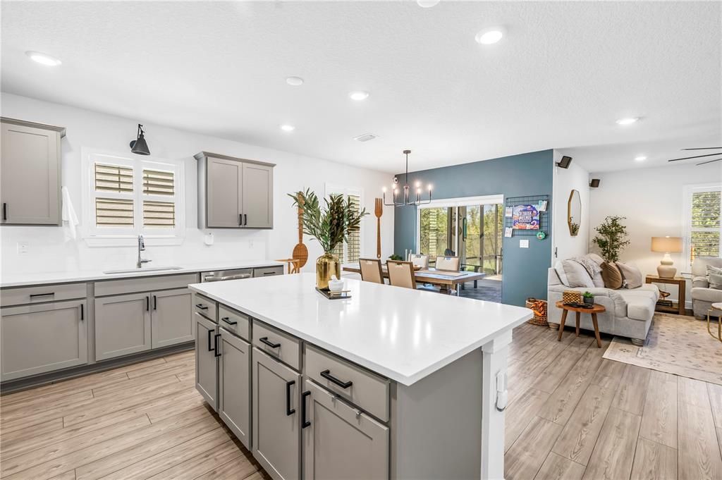 合同活跃: $385,000 (4 贝兹, 2 浴室, 1844 平方英尺)