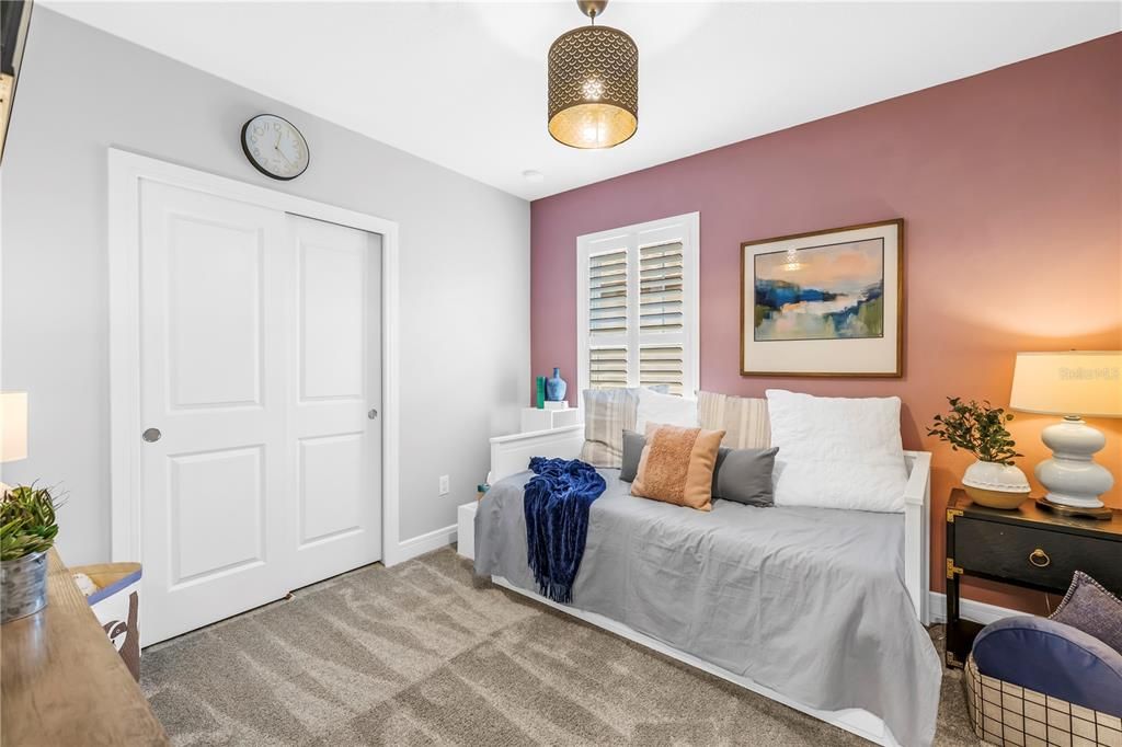 合同活跃: $385,000 (4 贝兹, 2 浴室, 1844 平方英尺)