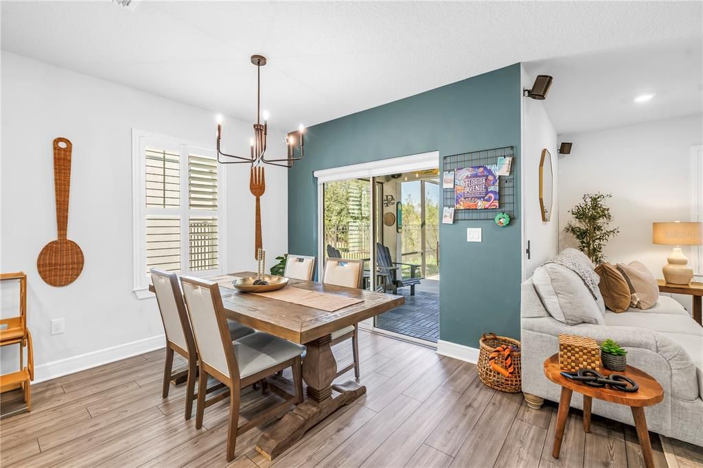 合同活跃: $385,000 (4 贝兹, 2 浴室, 1844 平方英尺)