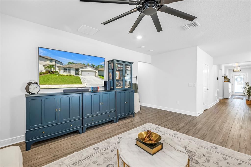 合同活跃: $385,000 (4 贝兹, 2 浴室, 1844 平方英尺)