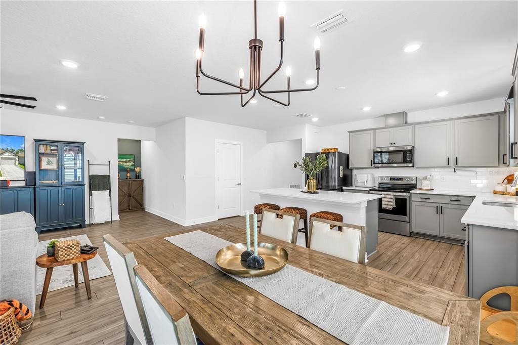 合同活跃: $385,000 (4 贝兹, 2 浴室, 1844 平方英尺)