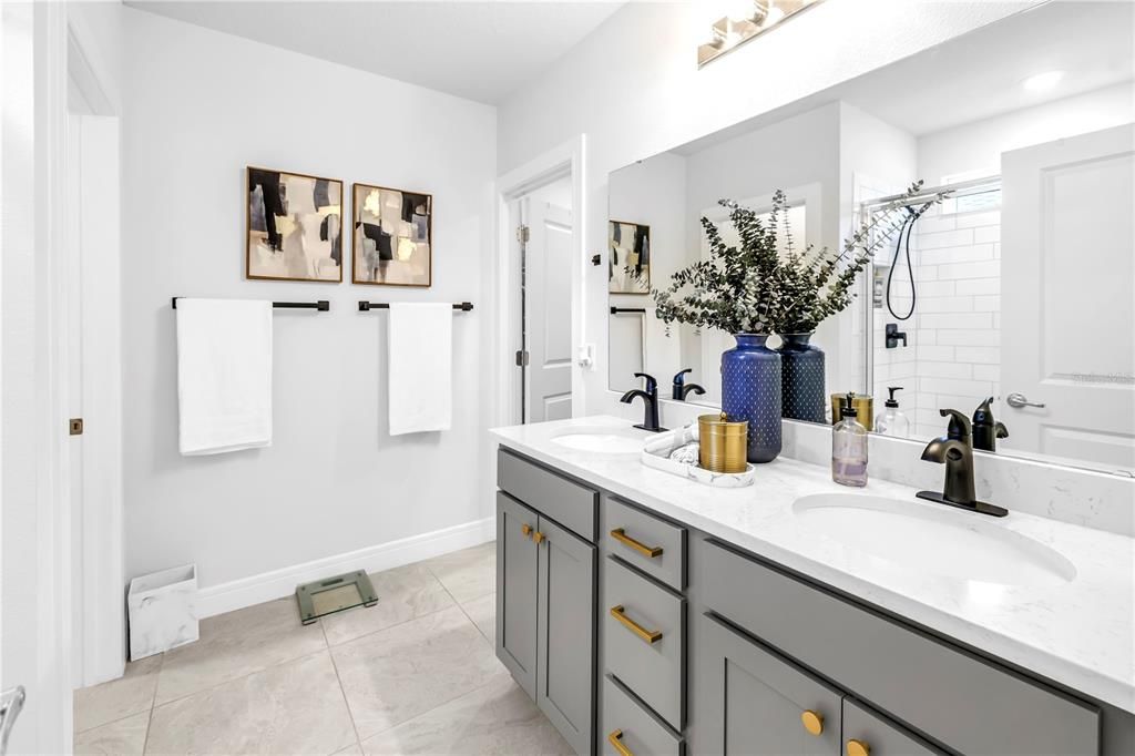 合同活跃: $385,000 (4 贝兹, 2 浴室, 1844 平方英尺)