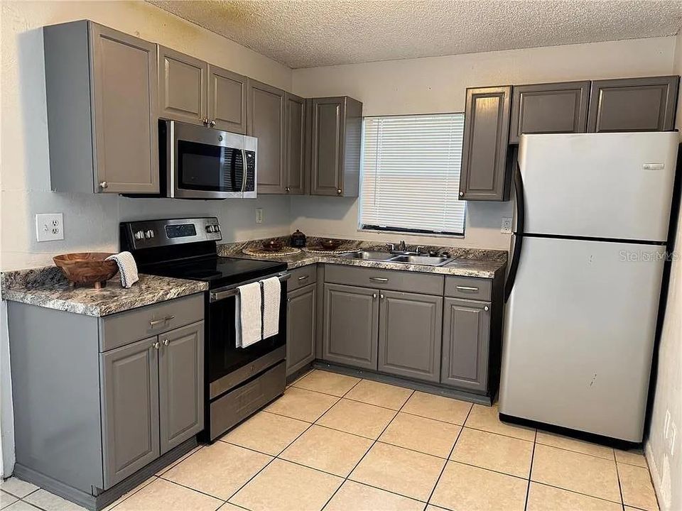 Под контрактом: $1,750 (3 спален, 2 ванн, 1050 Квадратных фут)