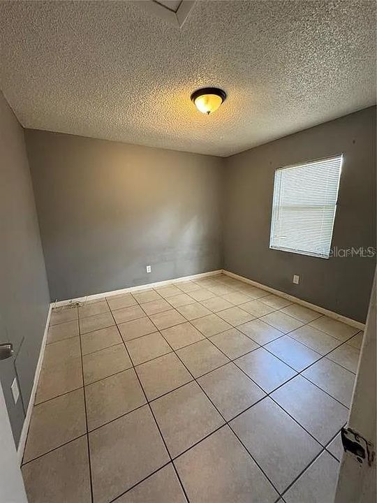 Под контрактом: $1,750 (3 спален, 2 ванн, 1050 Квадратных фут)