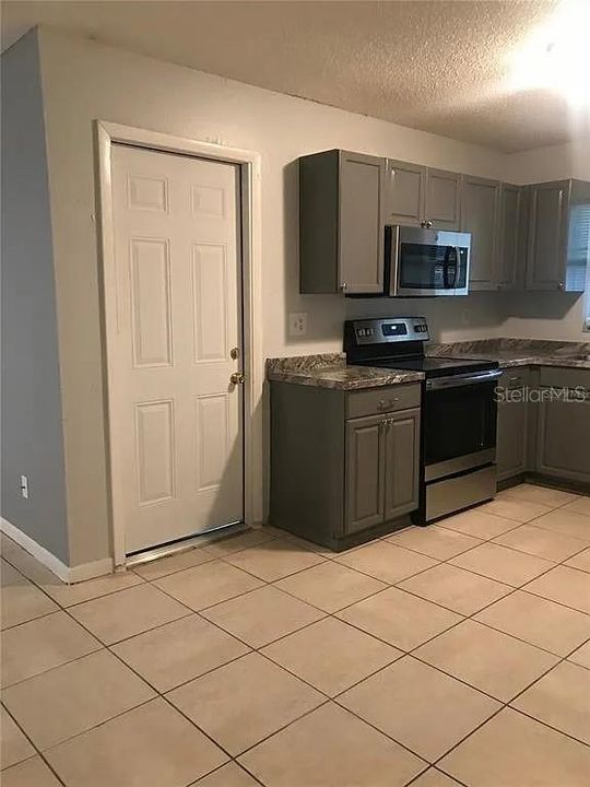 Под контрактом: $1,750 (3 спален, 2 ванн, 1050 Квадратных фут)