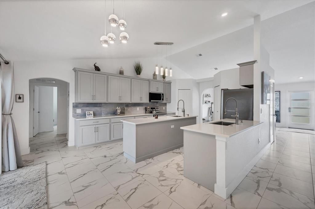 Activo con contrato: $399,900 (4 camas, 2 baños, 2238 Pies cuadrados)