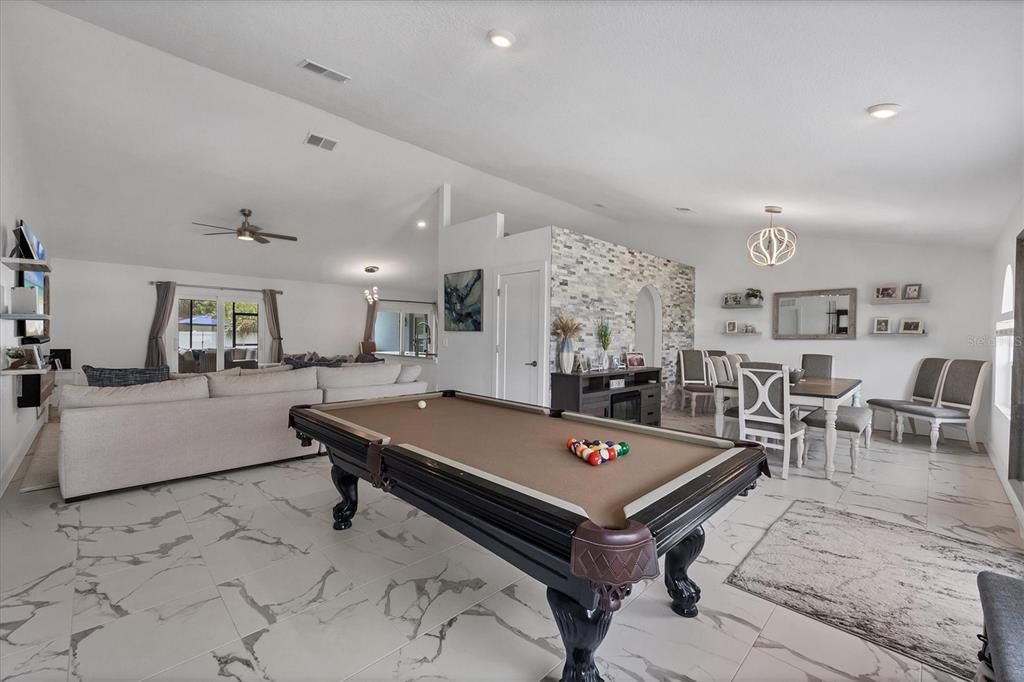 Activo con contrato: $399,900 (4 camas, 2 baños, 2238 Pies cuadrados)