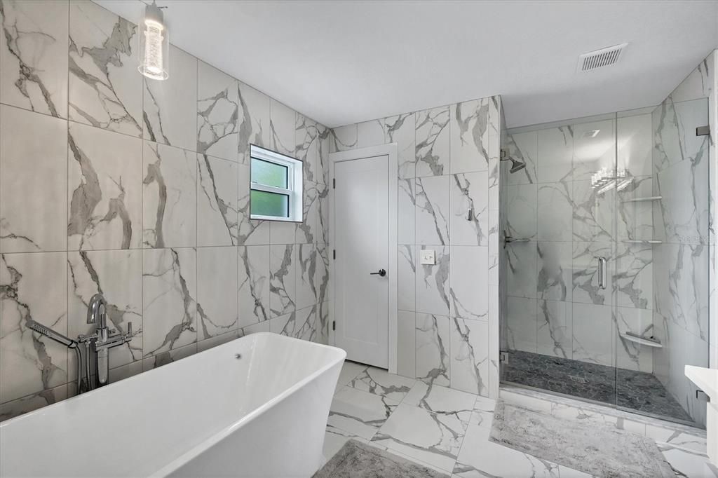 Activo con contrato: $399,900 (4 camas, 2 baños, 2238 Pies cuadrados)