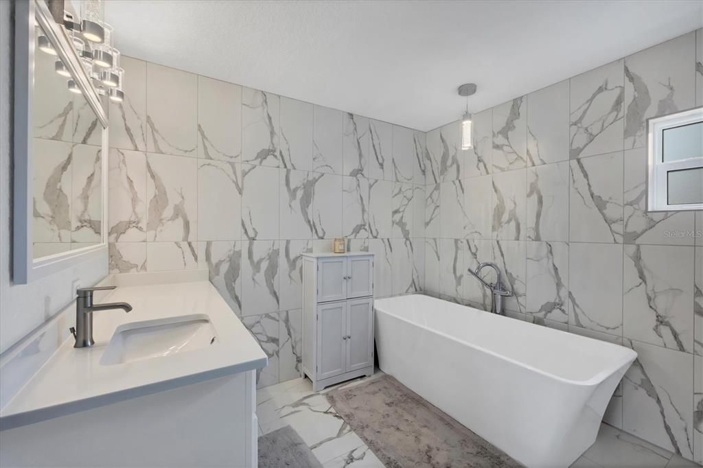 Activo con contrato: $399,900 (4 camas, 2 baños, 2238 Pies cuadrados)