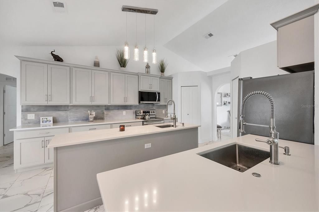 Activo con contrato: $399,900 (4 camas, 2 baños, 2238 Pies cuadrados)