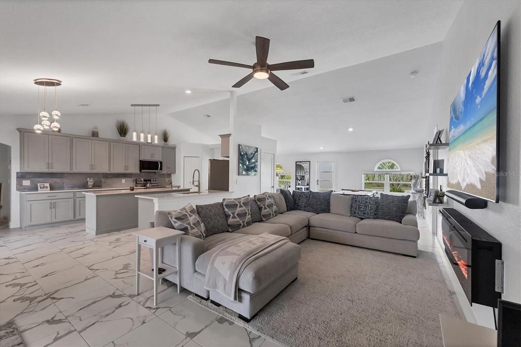 Activo con contrato: $399,900 (4 camas, 2 baños, 2238 Pies cuadrados)