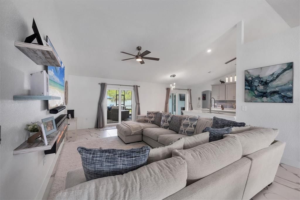 Activo con contrato: $399,900 (4 camas, 2 baños, 2238 Pies cuadrados)