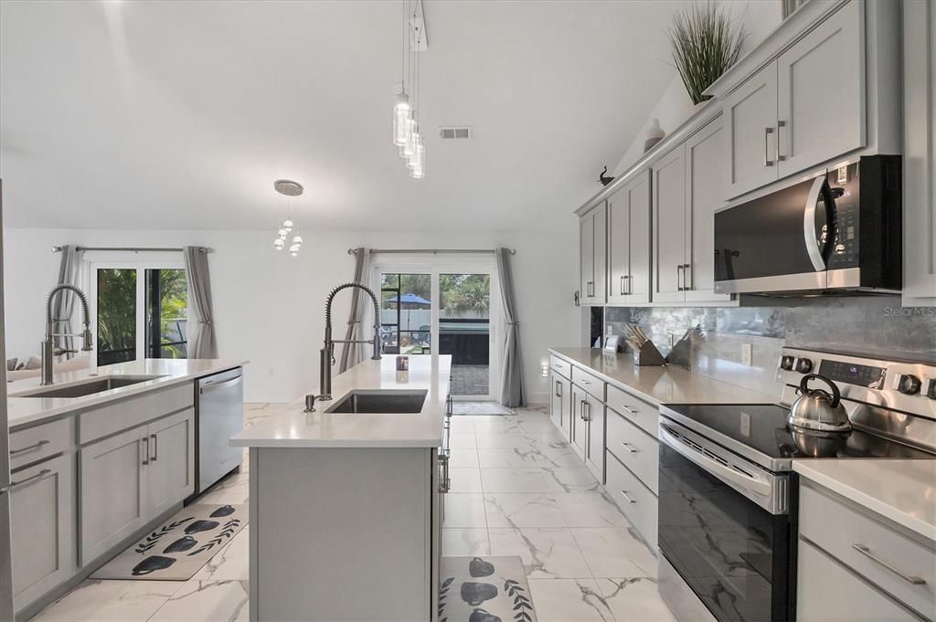 Activo con contrato: $399,900 (4 camas, 2 baños, 2238 Pies cuadrados)