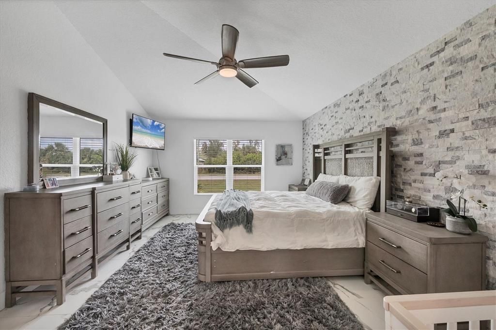 Activo con contrato: $399,900 (4 camas, 2 baños, 2238 Pies cuadrados)