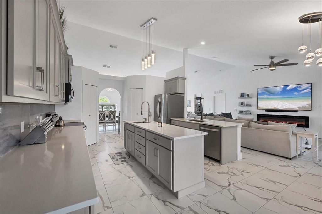 Activo con contrato: $399,900 (4 camas, 2 baños, 2238 Pies cuadrados)