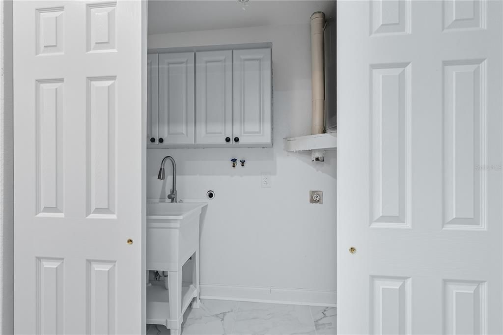 Active With Contract: $349,000 (4 beds, 2 baths, 1660 Square Feet)