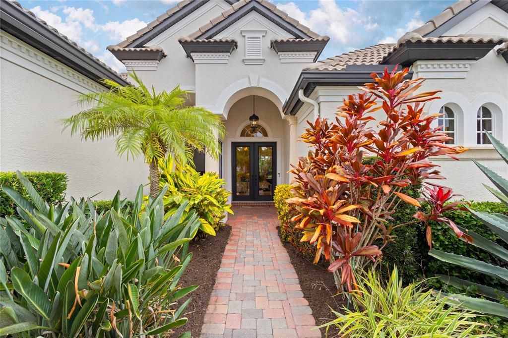 Под контрактом: $1,425,000 (4 спален, 5 ванн, 3784 Квадратных фут)