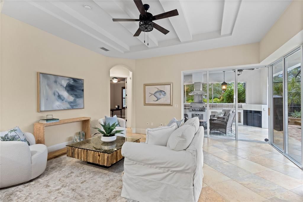 Под контрактом: $1,425,000 (4 спален, 5 ванн, 3784 Квадратных фут)