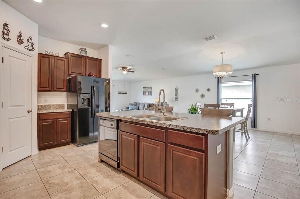 For Rent: $2,300 (4 beds, 2 baths, 1850 Square Feet)