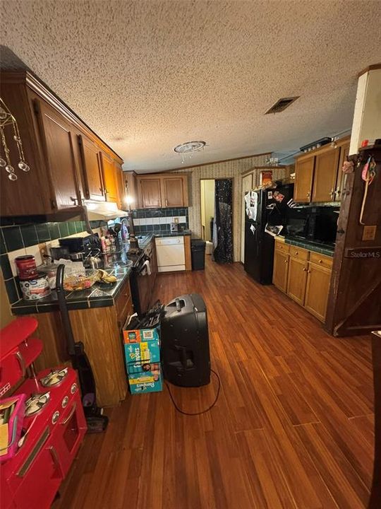 合同活跃: $180,000 (3 贝兹, 2 浴室, 1800 平方英尺)