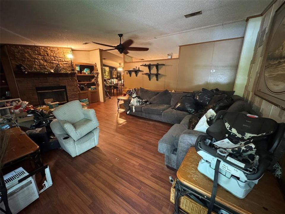 合同活跃: $180,000 (3 贝兹, 2 浴室, 1800 平方英尺)