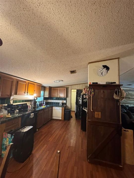 合同活跃: $180,000 (3 贝兹, 2 浴室, 1800 平方英尺)