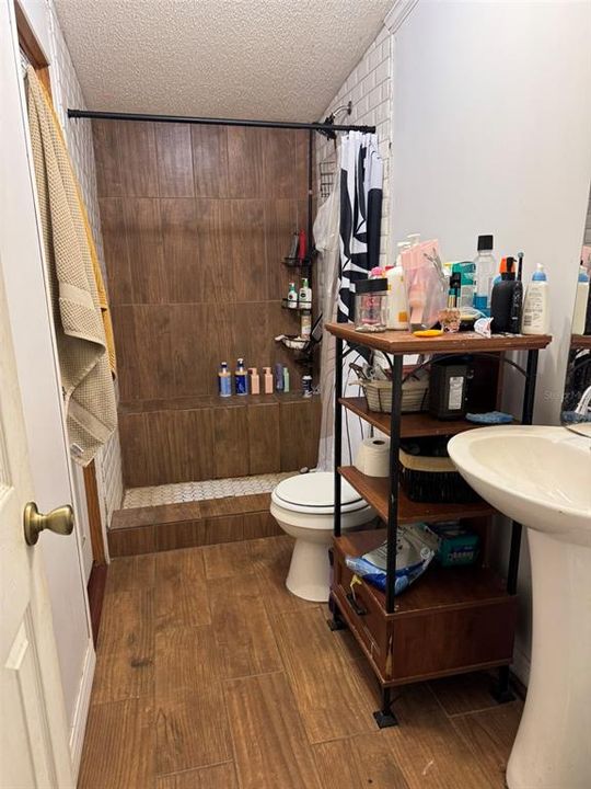 合同活跃: $180,000 (3 贝兹, 2 浴室, 1800 平方英尺)