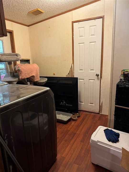 合同活跃: $180,000 (3 贝兹, 2 浴室, 1800 平方英尺)