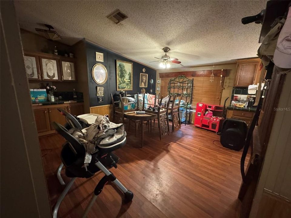 合同活跃: $180,000 (3 贝兹, 2 浴室, 1800 平方英尺)