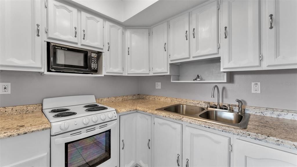 待售: $110,000 (1 贝兹, 1 浴室, 812 平方英尺)