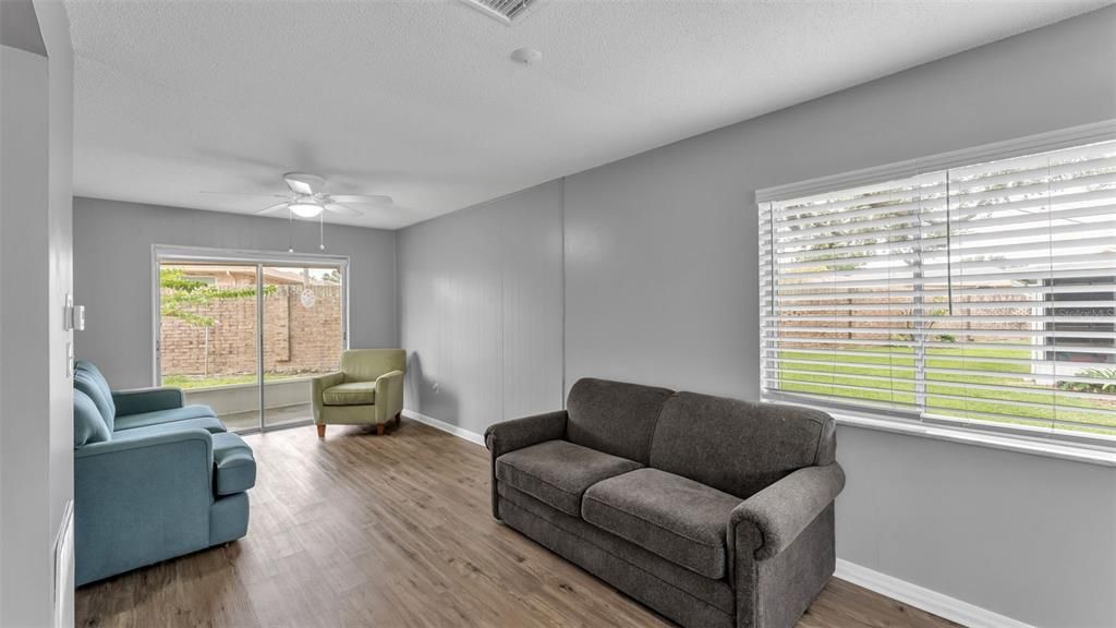 待售: $110,000 (1 贝兹, 1 浴室, 812 平方英尺)