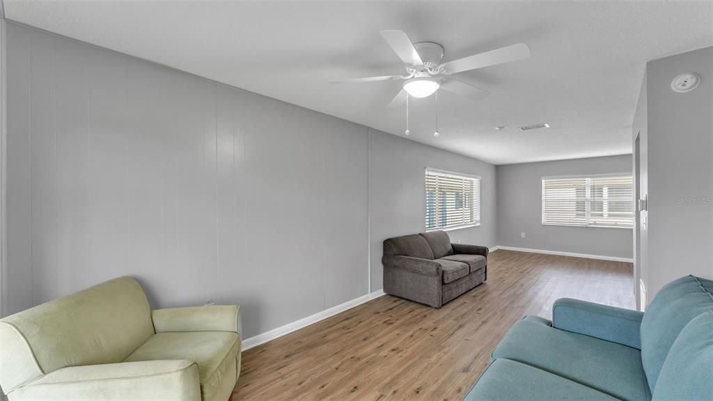 待售: $110,000 (1 贝兹, 1 浴室, 812 平方英尺)