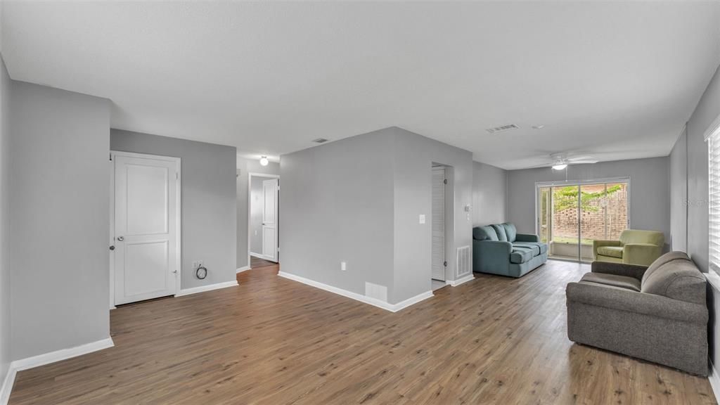 待售: $110,000 (1 贝兹, 1 浴室, 812 平方英尺)