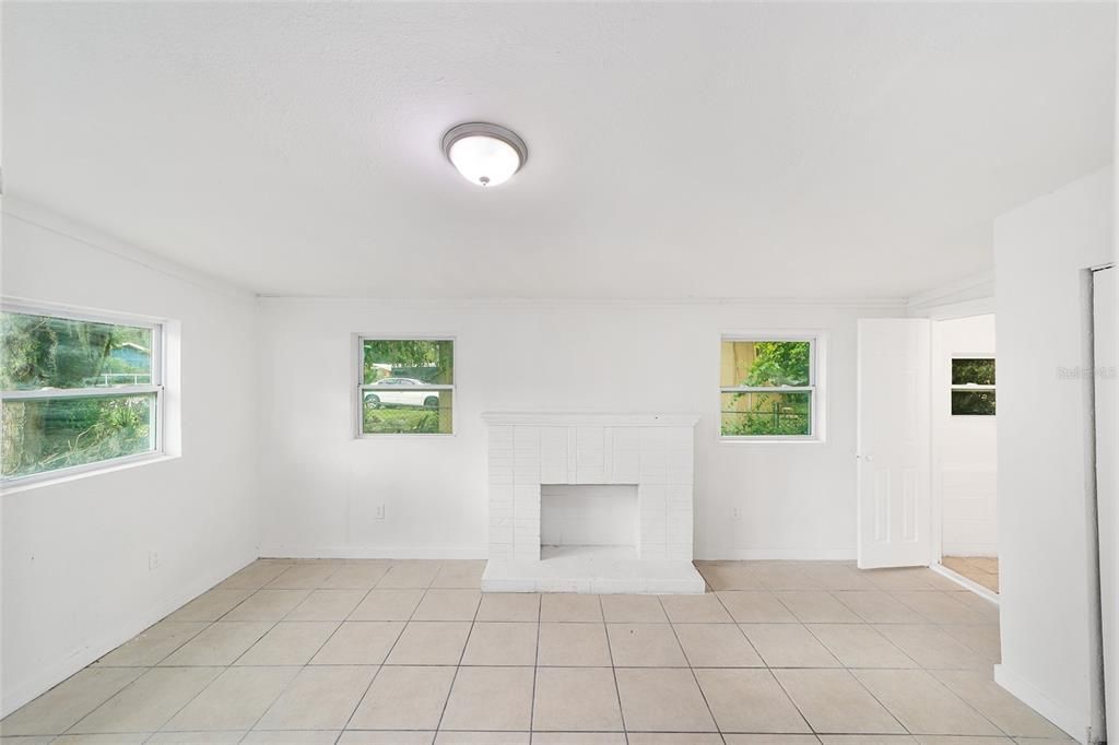 Active With Contract: $149,900 (3 beds, 2 baths, 1040 Square Feet)