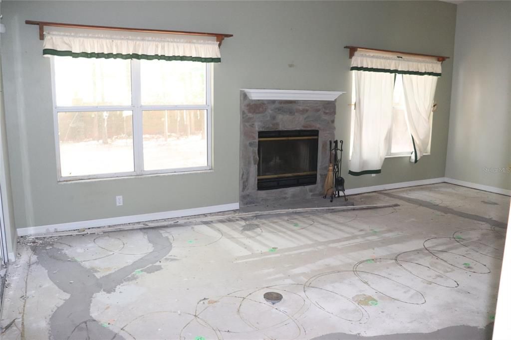 Active With Contract: $214,900 (3 beds, 2 baths, 1565 Square Feet)