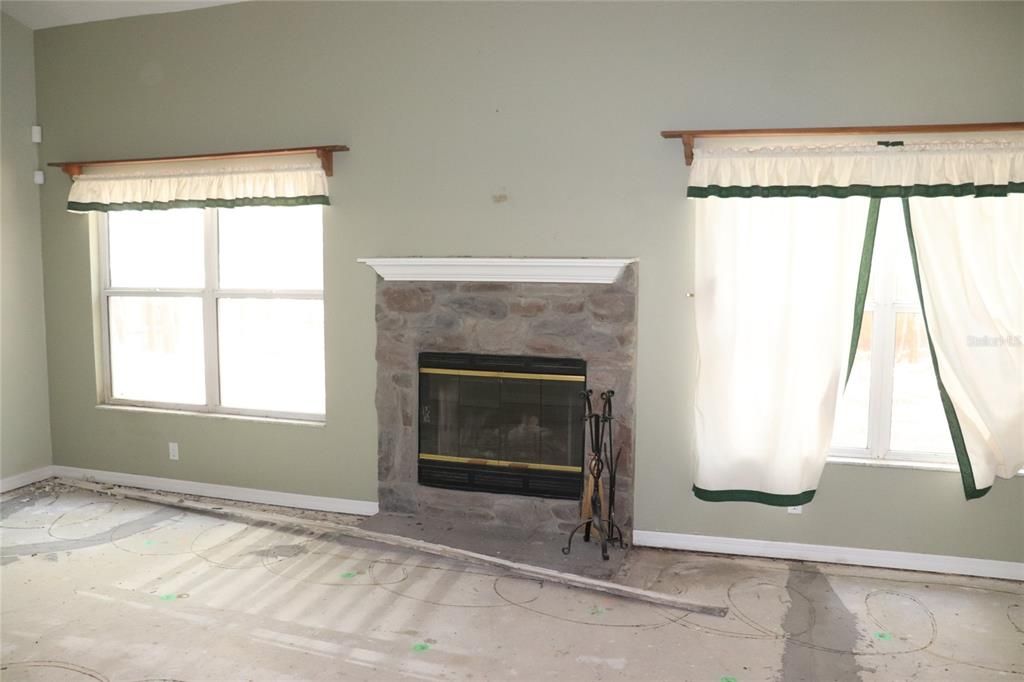 Active With Contract: $214,900 (3 beds, 2 baths, 1565 Square Feet)