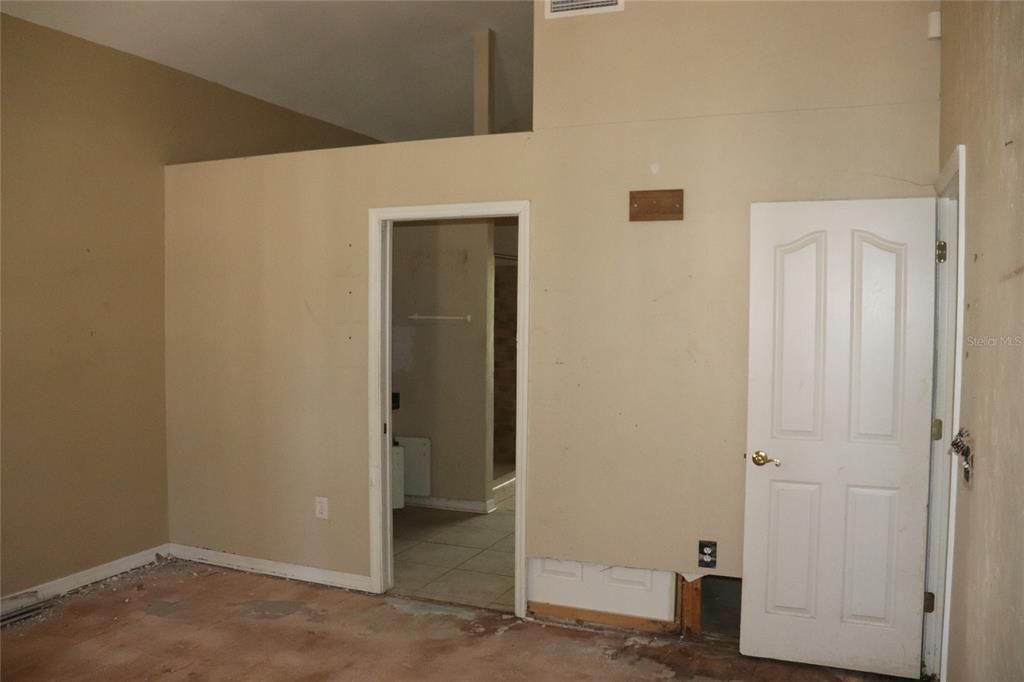 Active With Contract: $214,900 (3 beds, 2 baths, 1565 Square Feet)