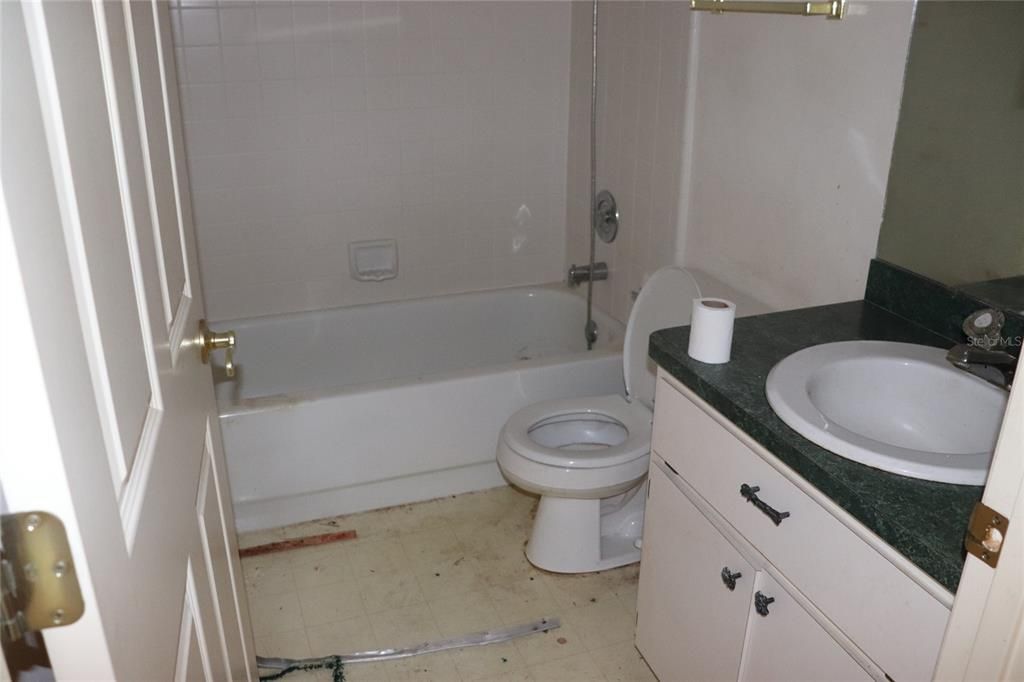 Active With Contract: $214,900 (3 beds, 2 baths, 1565 Square Feet)