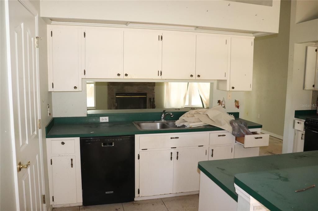 Active With Contract: $214,900 (3 beds, 2 baths, 1565 Square Feet)