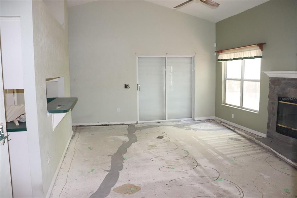 Active With Contract: $214,900 (3 beds, 2 baths, 1565 Square Feet)