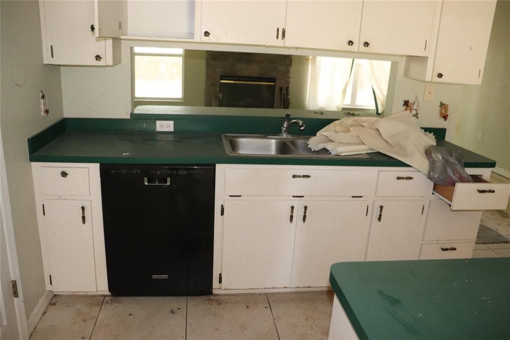 Active With Contract: $214,900 (3 beds, 2 baths, 1565 Square Feet)