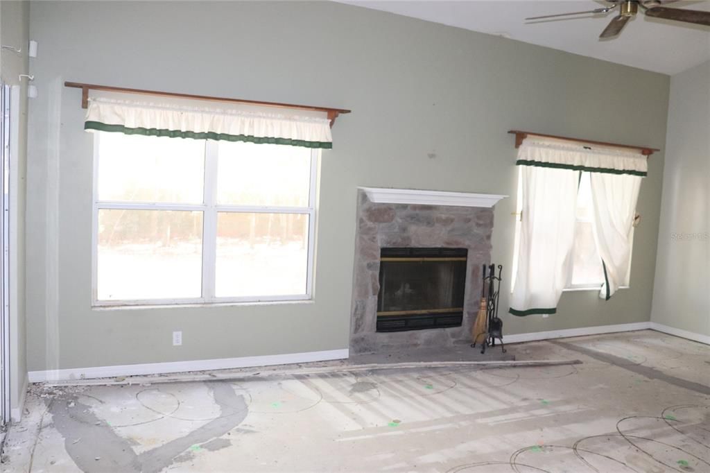 Active With Contract: $214,900 (3 beds, 2 baths, 1565 Square Feet)