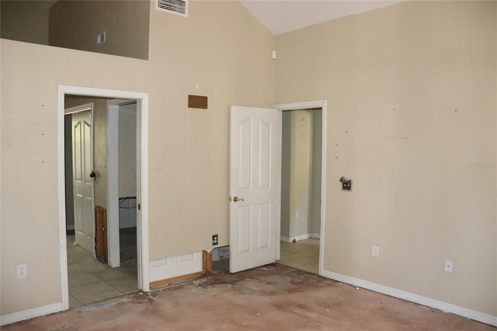 Active With Contract: $214,900 (3 beds, 2 baths, 1565 Square Feet)