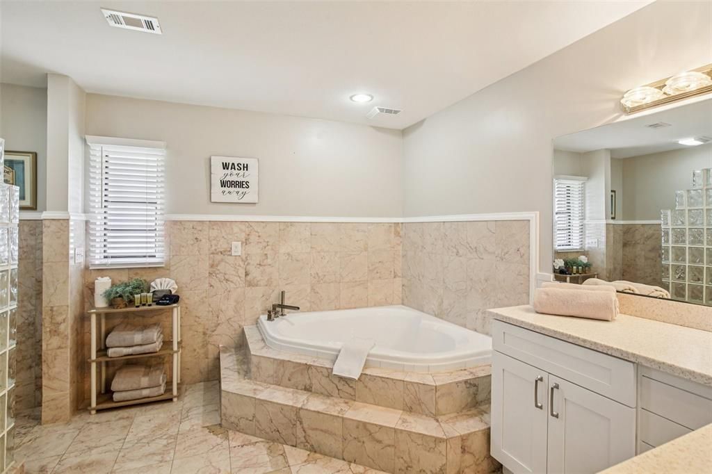 En Venta: $799,900 (4 camas, 2 baños, 2394 Pies cuadrados)