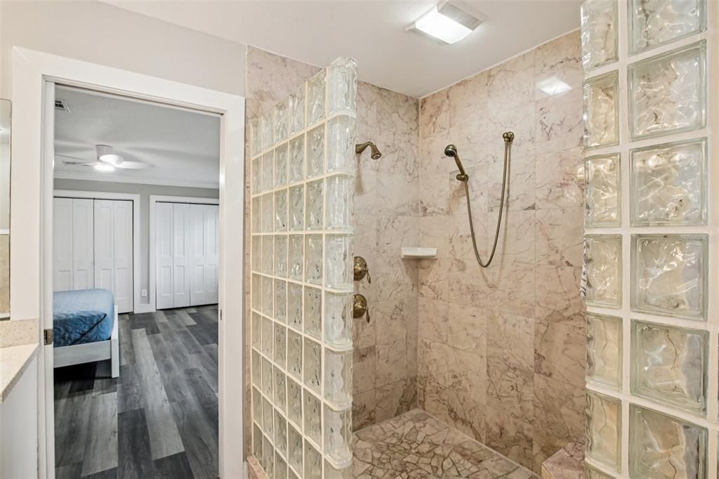 En Venta: $799,900 (4 camas, 2 baños, 2394 Pies cuadrados)