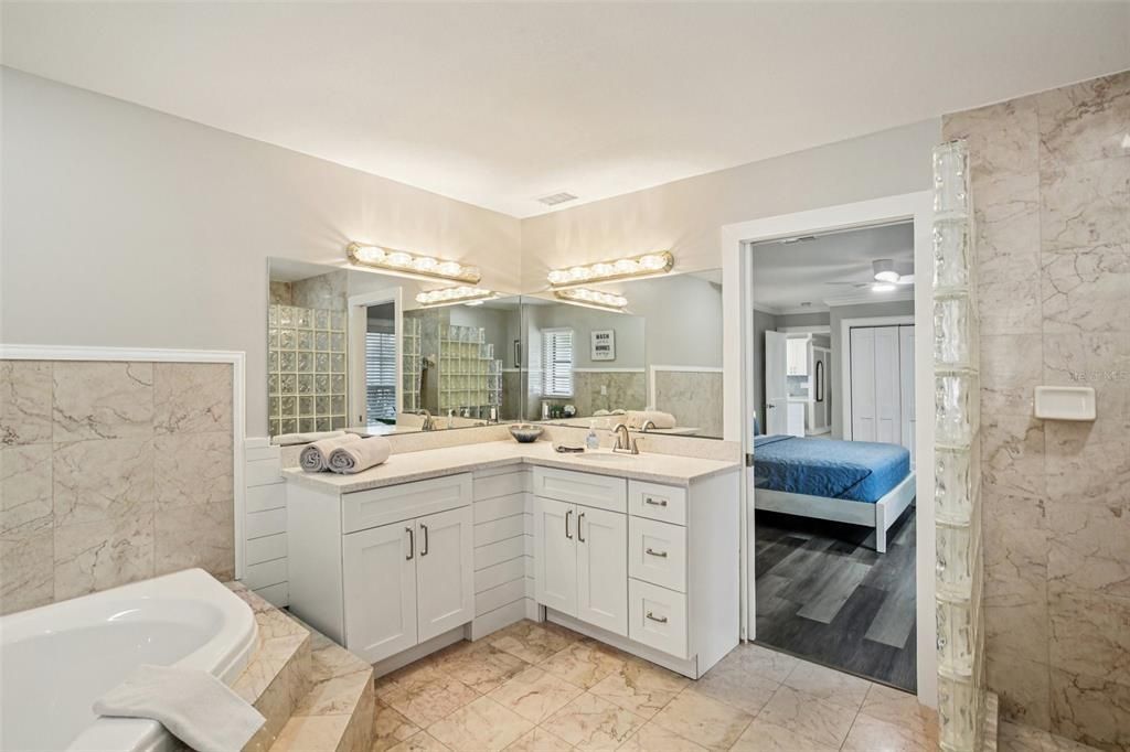 En Venta: $799,900 (4 camas, 2 baños, 2394 Pies cuadrados)